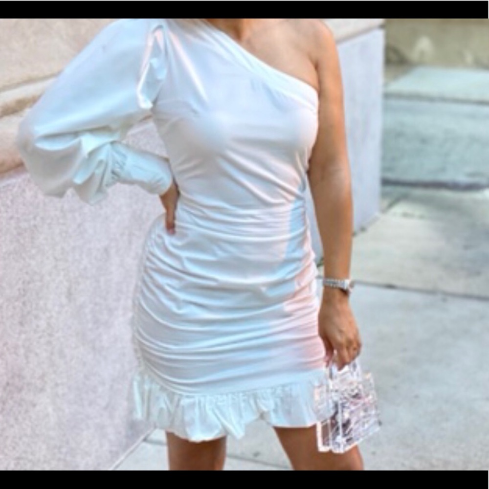 White Dress with ruched sides and one sleeve sz 2